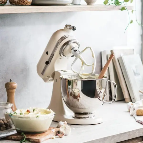 KitchenAid Artisan 4,8 L: batidora amasadora premium con bol de acero inoxidable, diseño clásico y accesorios para recetas perfectas en casa.