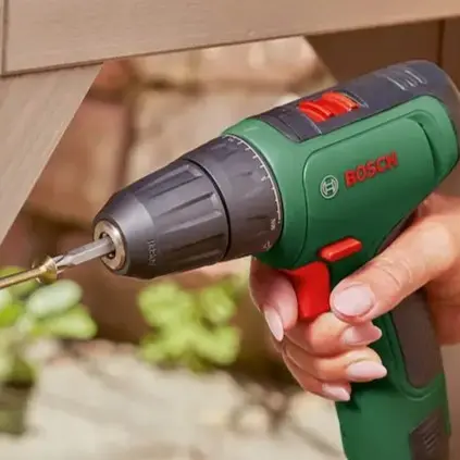 Descubre el Bosch EasyDrill 1200, taladro/atornillador inalámbrico 12V con kit de brocas y puntas. Compacto, potente y perfecto para bricolaje en casa.