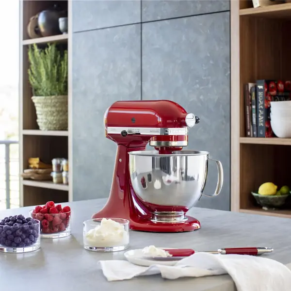 KitchenAid Artisan 4,8 L: batidora amasadora premium con bol de acero inoxidable, diseño clásico y accesorios para recetas perfectas en casa.