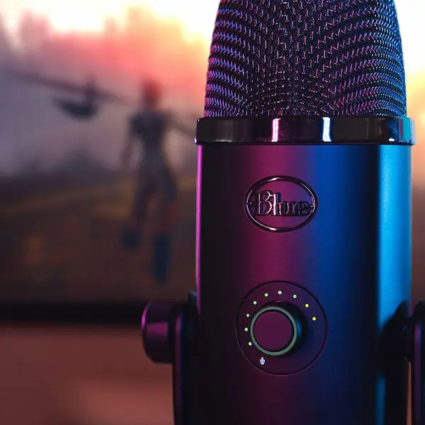 Descubre el Logitech Blue Yeti X, micrófono USB profesional con cuatro patrones de captación, Blue VO!CE y medición LED para streaming y podcast.